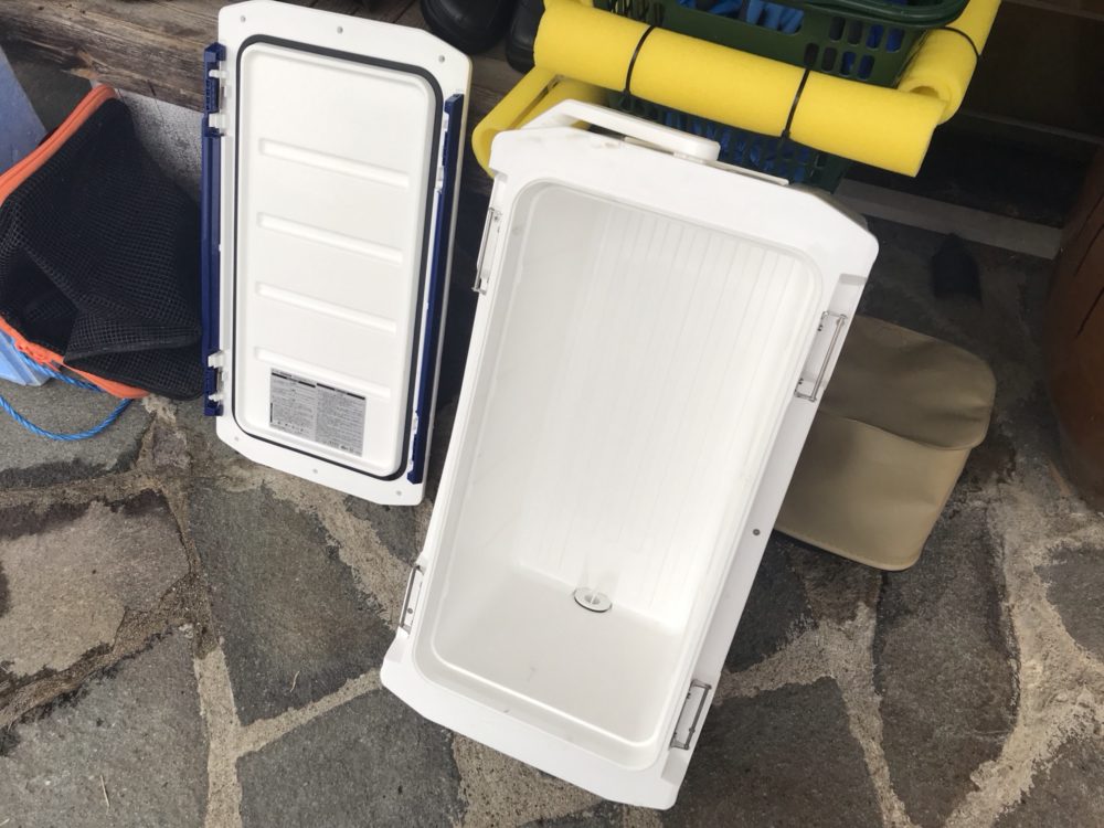 空になったクーラーボックス